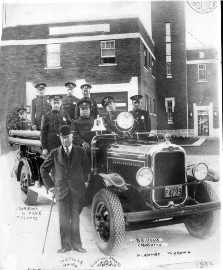 Le maire Chatelle photographié avec les pompiers