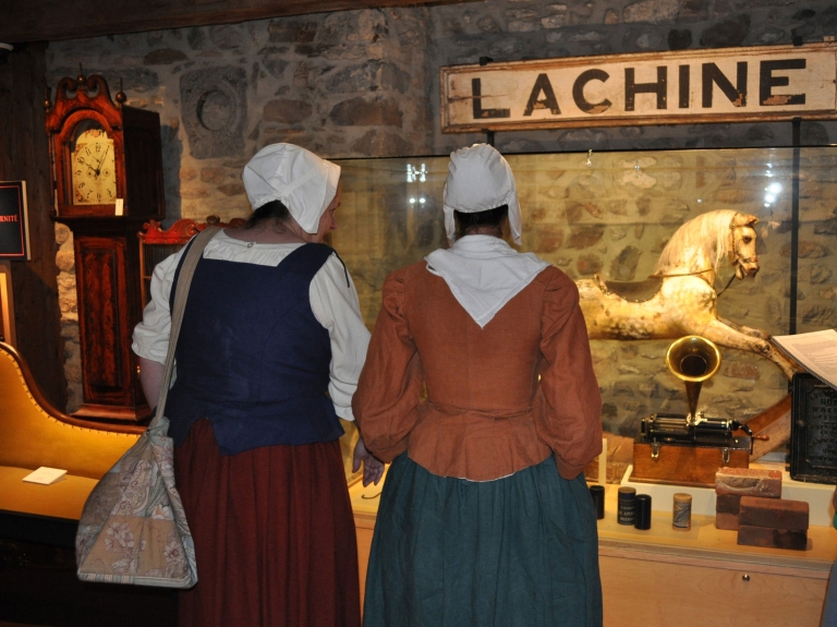 Bénévoles du musée examinant des objets exposés