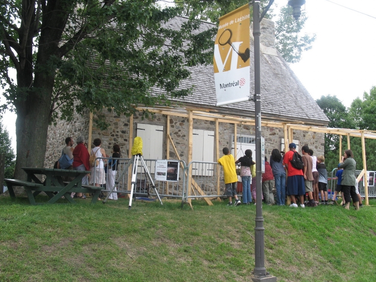 Groupes de visiteurs devant le chantier de fouille, août 2009